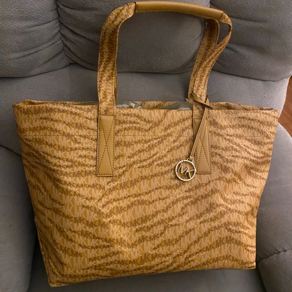 NEW AUTHENTIC Michael Kors extra large tote/overnight bag